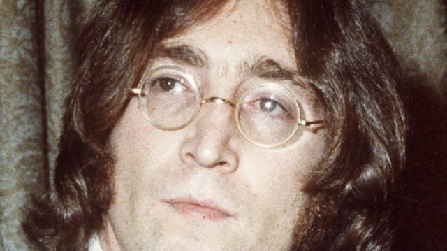 Dünyaca ünlü İngiliz rock grubu The Beatles’ın gitaristi John Lennon.