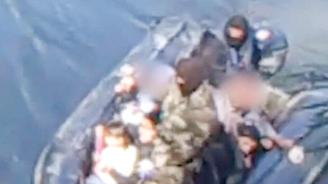 Görüntülerde kar maskeli ve kamuflaj kıyafetli Yunan askerlerinin botlarla göçmenleri sınırın Türkiye tarafına taşıması görülüyor.