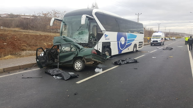 Kırşehir'de otobüs ile otomobil çarpıştı