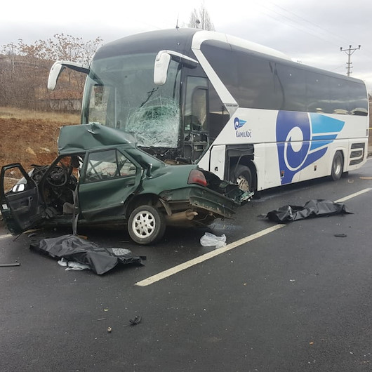 Yolcu otobüsü ile otomobilin karıştığı korkunç kazada bir aile yok oldu: Baba ve 3 çocuğu hayatını kaybetti