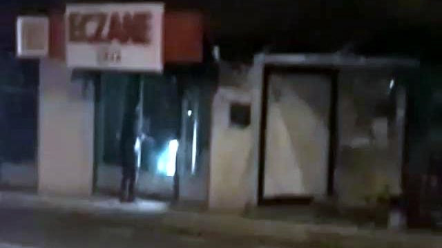 Eczanelerin camlarını kıran saldırgan kamerada