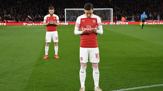 Mesut Özil maç öncesi dua ediyor.