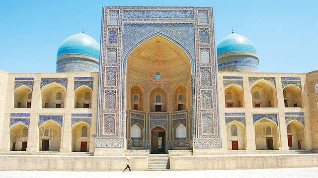 Türkistan’a tarihî bir dikkatle bakan biri, bölge üzerinde yüzlerce ayak izini görebilir.