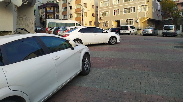 Otomobillerini sokağa park eden vatandaşlar sabah kalktıklarında araçlarının farlarının ve bazı yedek parçalarının yerinde olmadığını gördü. 