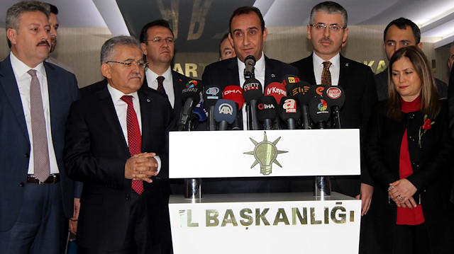 İlmek'in katılımı dolayısıyla AK Parti İl Başkanlığında basın toplantısı düzenlendi. 