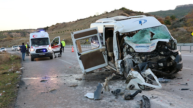 Kazada, minibüsün ön kısmı hurdaya dönerken, içerisindeki 15 işçi yaralandı.