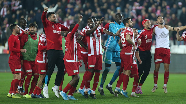 Sivasspor, Süper Lig'in ilk yarısına damga vurdu. Kırmızı beyazlılar devrenin bitmesine 2 hafta kala ilk yarıyı lider bitirmeyi garantiledi.