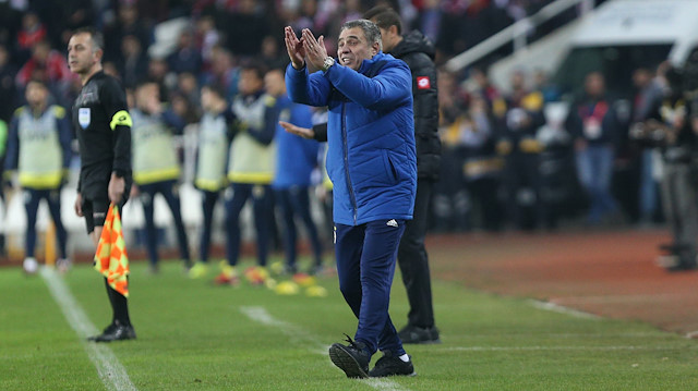 Ersun Yanal yönetimindeki Fenerbahçe, lider Sivasspor'un 8 puan gerisinde kaldı.