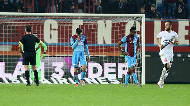Bordo-mavili futbolcular, Denizlispor mağlubiyeti sonrası büyük üzüntü yaşadı.