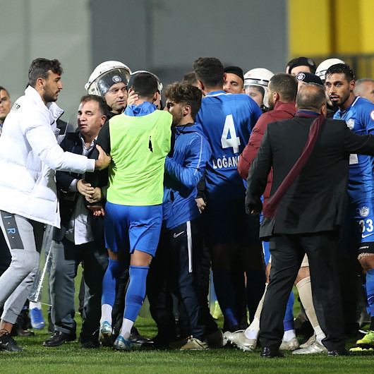 Tuzlaspor - Galatasaray maçı sonrasında futbolcular birbirine girdi