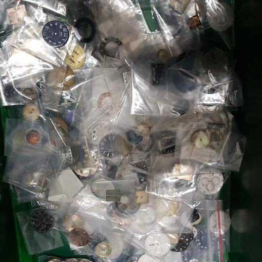 Kumandalı sistem ile çalışan gizli bölmelerde 2 bin 571 ünlü markanın taklit ürünü kol saati ele geçirildi