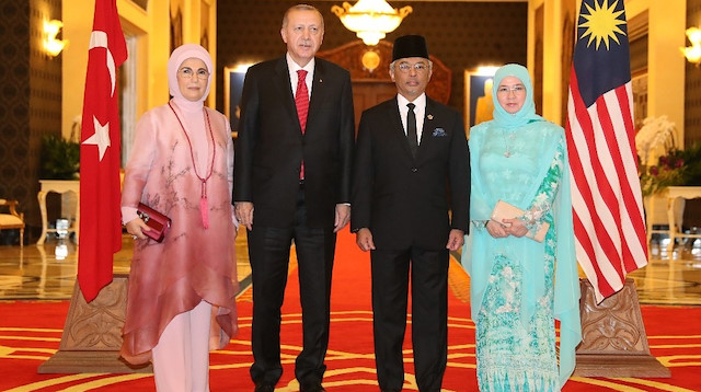 Görüşme sonrası Cumhurbaşkanı Erdoğan ve eşi Emine Erdoğan ile Malezya Kralı ve eşi Azizah Aminah Maimunah Iskandariah.