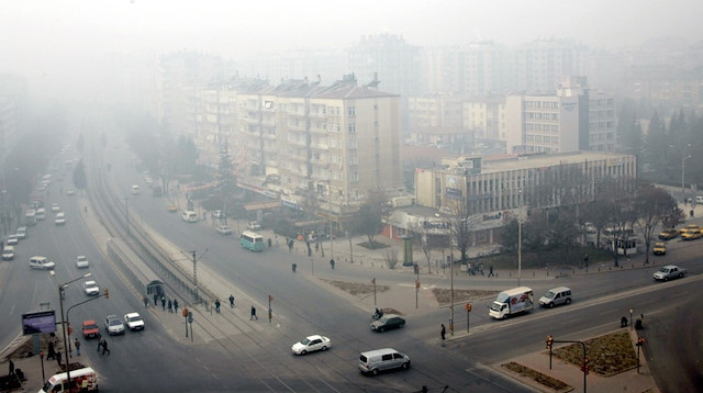 Konya'da yoğun sisle birlikte ağır koku oluştu. 