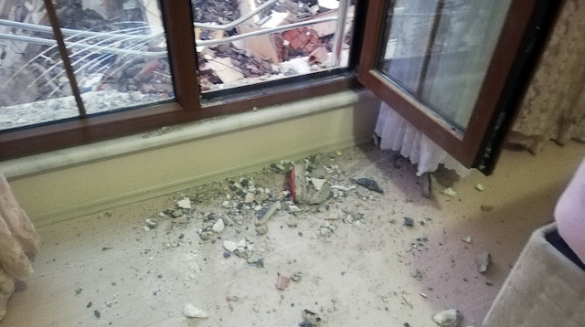 Depremde hasar gören binanın yıkım esnasında yan tarafında bulunan binada zarar gördü. 