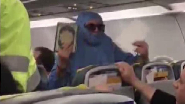 Uçakta bir kadın yolcu, 'Ben FETÖ'cüyüm ve uçağı patlatacağım' diye bağırdı. 