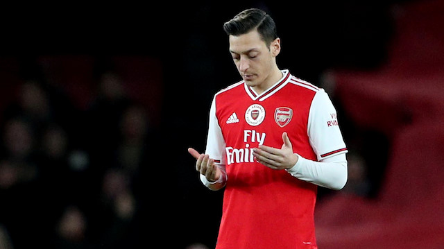 Mesut Özil maç öncesi dua ediyor.