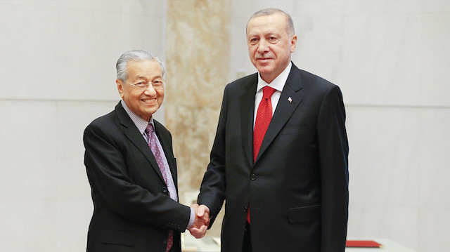 Cumhurbaşkanı Erdoğan, Kuala Lumpur’da Malezya Başbakanı Mahathir Muhammed ile bir araya geldi. Görüşmeler sırasında ülke arasında farklı alanlarda 15 anlaşma imzalandı.