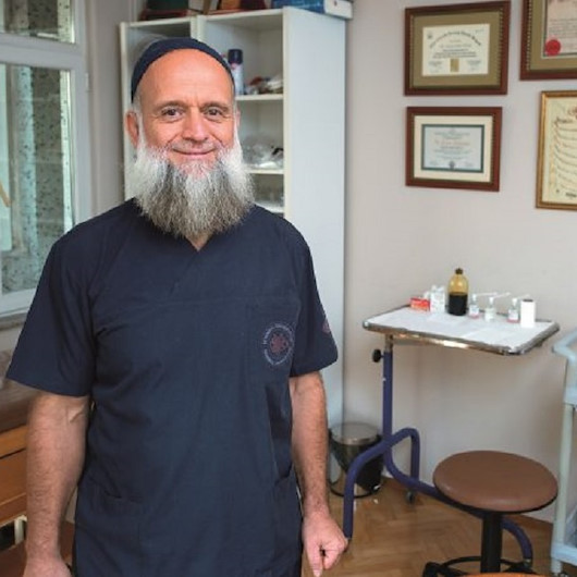Sakallıysan camiye <br>örtülüysen eve