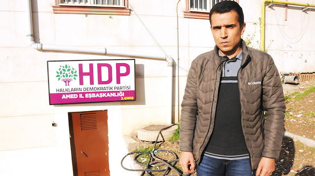 İl binasının kapısına kilit vuran HDP’liler, arka tarafa yeni kapı açıp tabela astı.