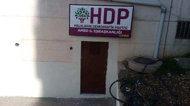 HDP’li yöneticiler parti binasının arkasında ek kapı açıp tabela astı. 