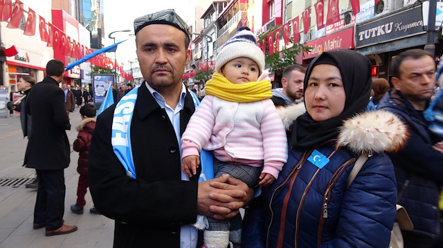 Doğu Türkistanlı Mahmut Can Erkin, eşi ve 1,5 yaşındaki kızı Zeynep'le yürüyüşe katıldı. 
