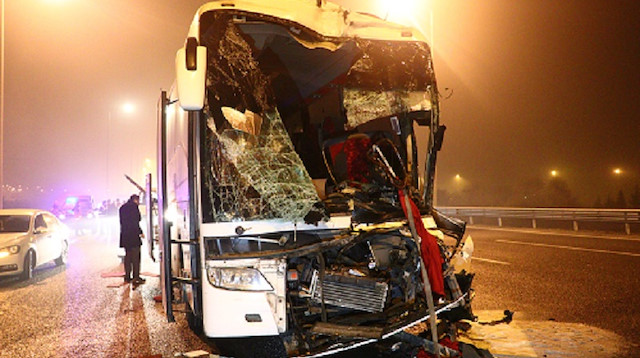 Kontrolden çıkan yolcu otobüsü çifte kaza yaptı.
