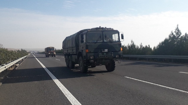 Konvoy'da sinyal kesici zırhlılar, kirpiler ve mühimmat taşıyan araçlar mevcut.
