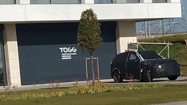 Yerli otomobilden bir yeni görüntü daha: Bu kez TOGG binası önünde