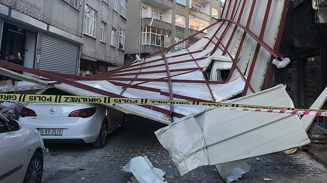 İstanbul Beyoğlu'nda lodosun etkisiyle bir binanın çatısı uçtu