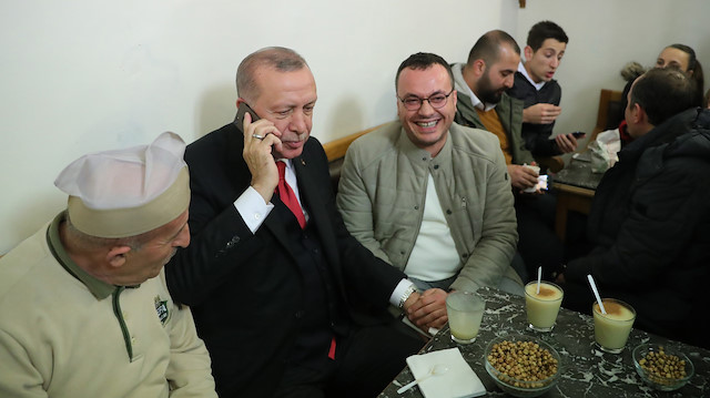 Erdoğan, vatandaşlara boza ikram ederek, sohbet etti.