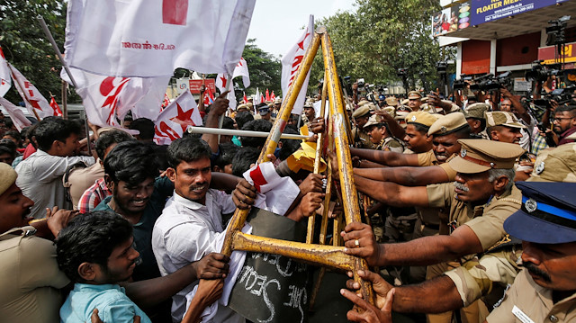 Hindistan'da tartışmalı yasanın kabul edilmesiyle başlayan protestolar devam ediyor.