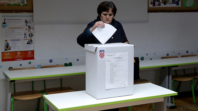 Hırvatistan'daki cumhurbaşkanlığı seçimleri sırasında bir kadın sandık başında oyunu kullanıyor.