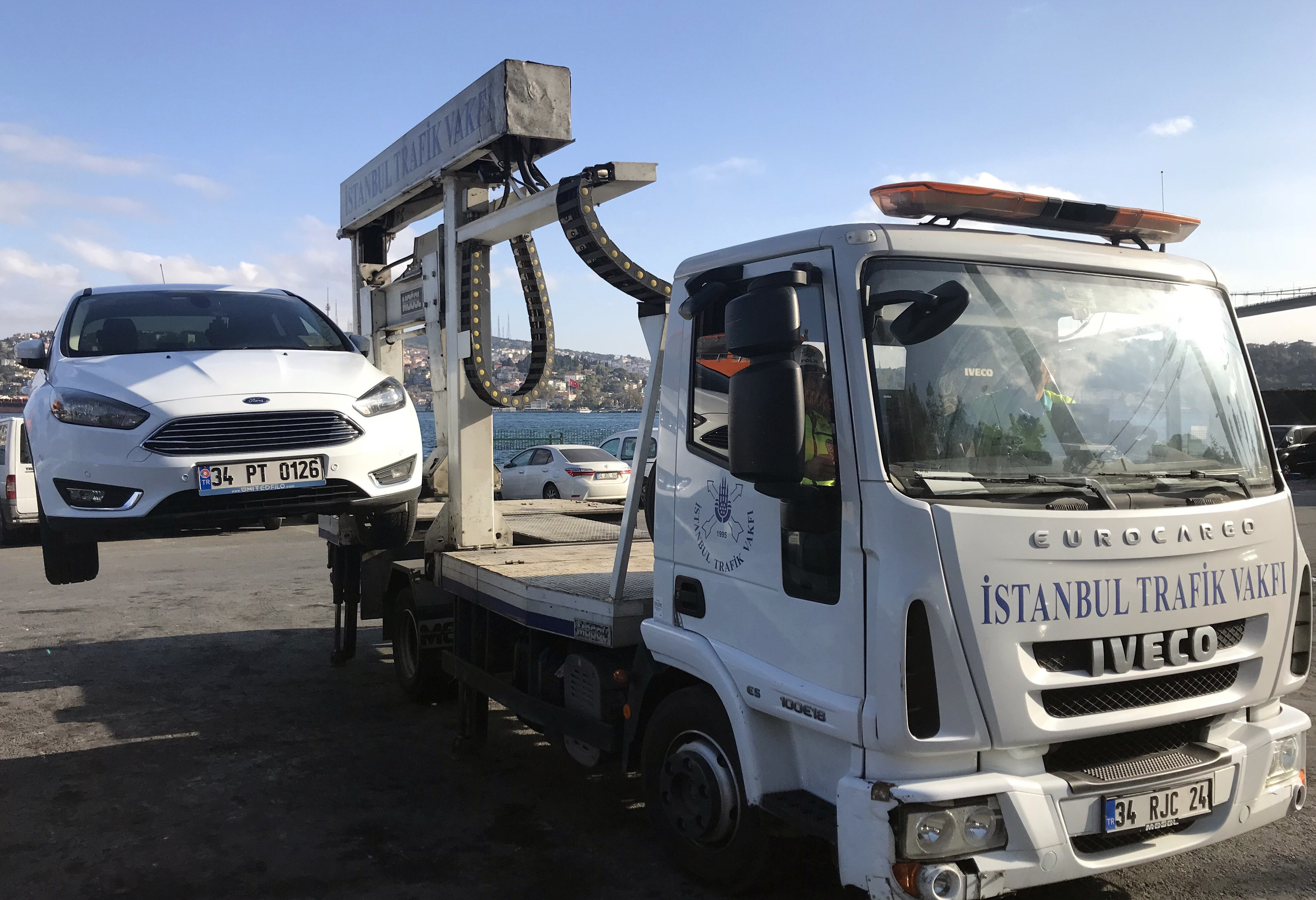 Faaliyeti sona erdirilen İstanbul Trafik Vakfı'na ait çekiciler otoparklara toplandı.