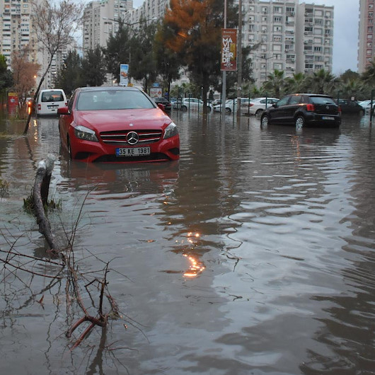 İzmirde sağanak ve lodos; yollar göle döndü, binalara su doldu