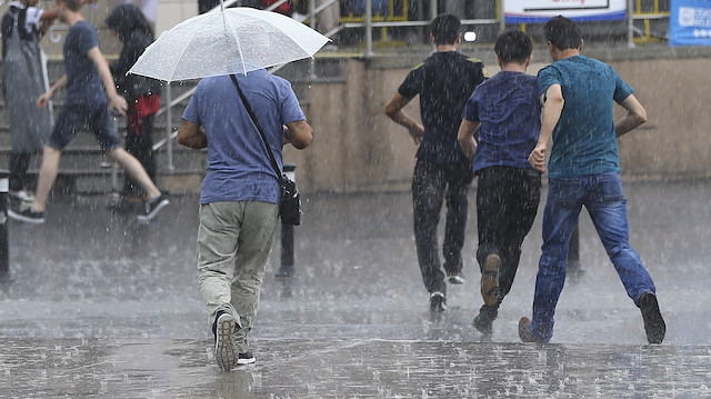 Meteorolojiden bazı illere sağanak ve şiddetli yağış uyarısı yapıldı. 