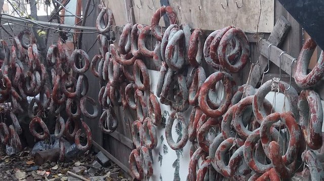 Sultangazi Cebeci Mahallesi'nde boş bir araziden koku yayıldığını, tahtalara asılan ve kokuya neden olan küflenmiş sucukların bir araca yüklendiğini görenler durumu belediyeye bildirdi.