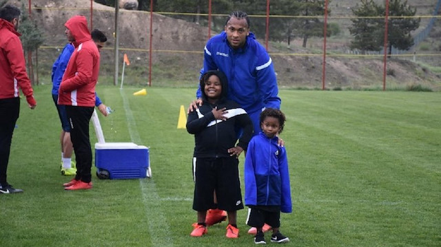 Yeni Malatyaspor'un Ekvadorlu stoperi Arturo Mina'nın ailesi ülkesinde yaşıyordu.