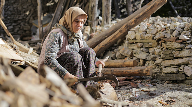 Doğum sırasında annesini kaybedince "anne" dediği teyzesi ve halasının yanında büyüyen, halasının oğluyla evlendirilip 4 çocuk yapan Ayşe Altınkaynak, eşinin isteği üzerine boşandıktan sonra yalnız başına yaşam mücadelesi vermeye başladı.