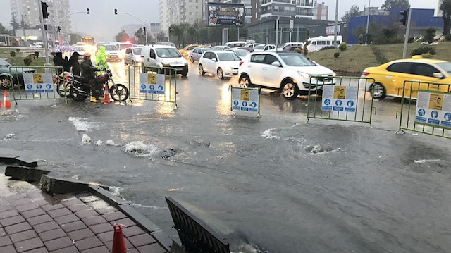 Adana'da yoğun sağanak yağış etkili oluyor. 