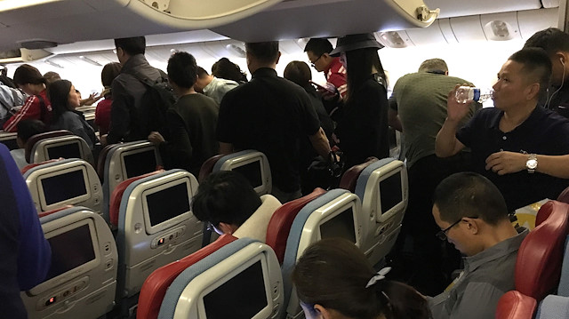 Uçakta güvenliğini tehlikeye düşüren kural dışı yolculara cezalar veriliyor.