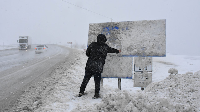 Sivas'ta etkili olan kar yağışı her yeri beyaza bürüdü. 