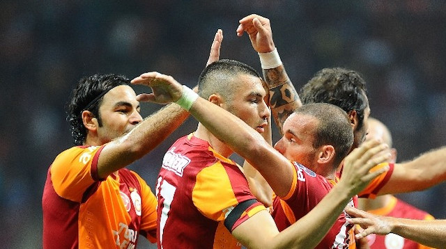 Sneijder, gol sevincini takım arkadaşlarıyla yaşamıştı.