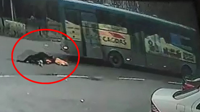 Hareket halindeki otobüsün açık kapısından düştü