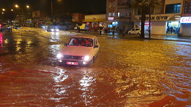 Adana'da sağanak nedeniyle su taşkınları yaşandı.