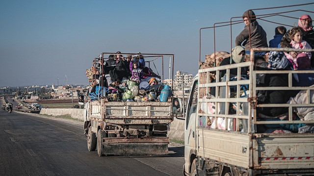 İdlib'de yüz binlerce sivil yerinden ediliyor.