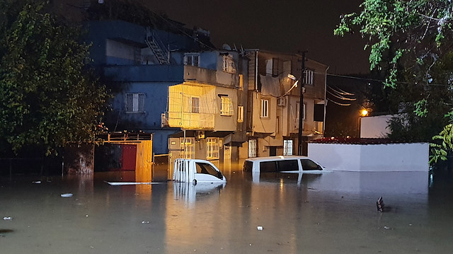 Adana'da olumsuz hava koşulları nedeniyle bazı okullar tatil edildi. 
