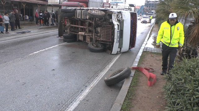Mersin'deki kazada yan yatan kamyon