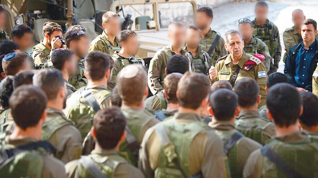 İsrail ordusunun tatbikata ilişkin paylaştığı fotoğraflarda özel kuvvet askerlerinin yüzünün buzlandığı görüldü.