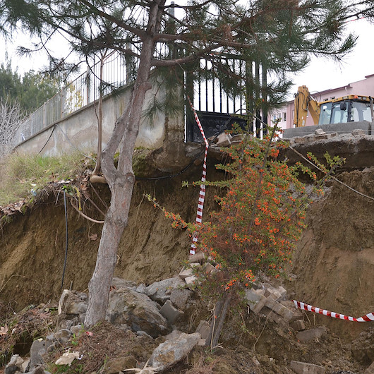 Manisada okulun bahçe duvarının yıkıldığı toprak kayması tedirgin ediyor