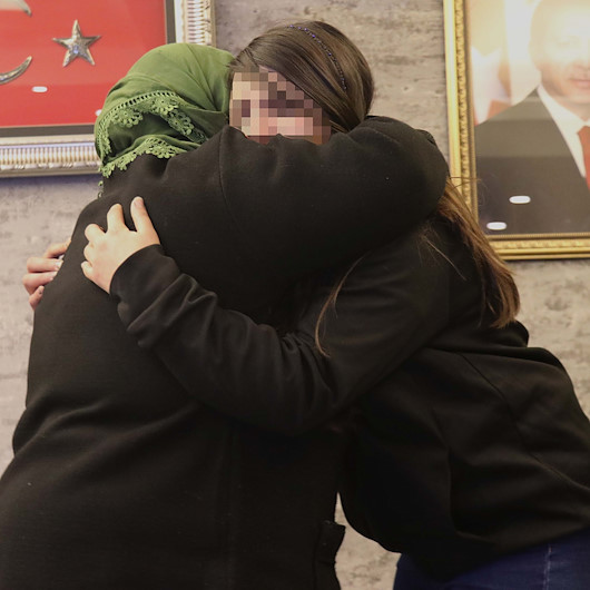 Hüsniye anne 5 yıllık hasretin ardından kızıyla kucaklaştı